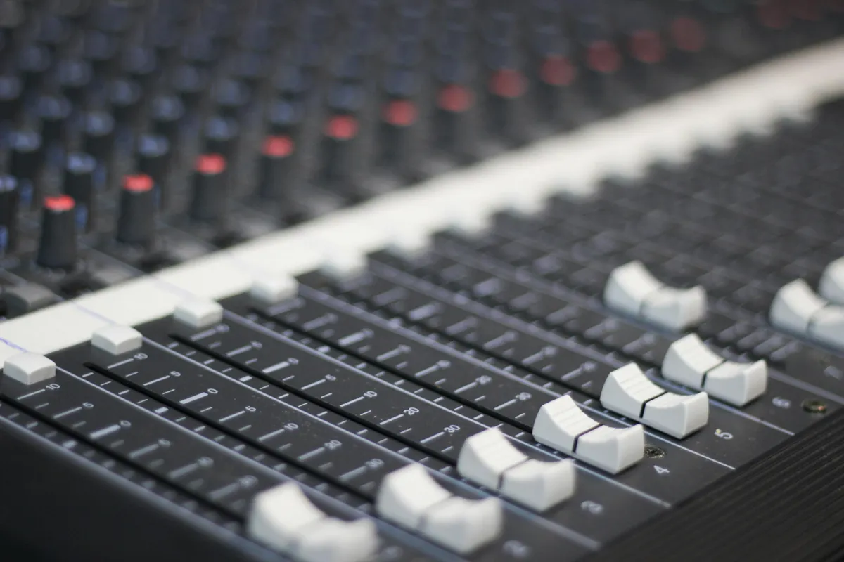 Eleven Labs Avis : L'IA vocale la plus réaliste ? Notre verdict - Granular control precision fine-tuning professional quality