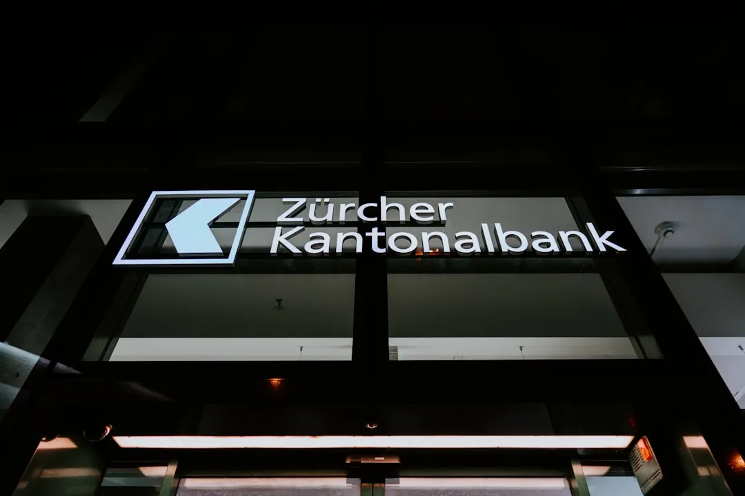 a building with a sign that reads zurcher kanntonalbank